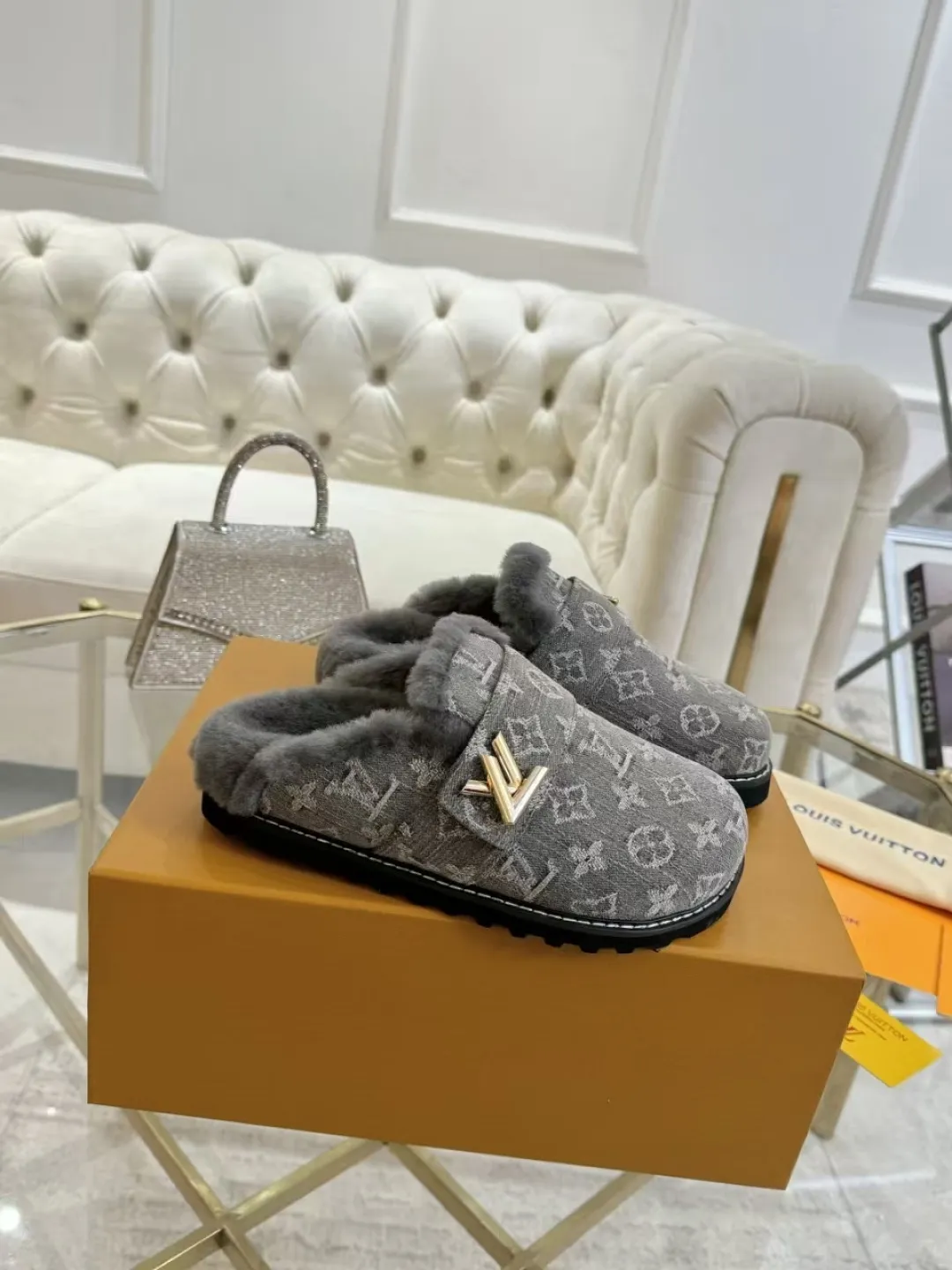 p600✨ LV Couple’s Wool Slippers｜Full of high-end feel, the soles of your feet are luxurious✨ We have achieved the ultimate restoration of the "higher version" of this pair of LV classic toe-toe slippers! 👫💫 🌟 The core advantages are clear at a glance: ✔️ Original jacquard + cowhide fabric, delicate texture, high-end at first glance; ✔️ 280% pure wool lining, wearing barefoot is like stepping on clouds ☁️, soft and skin-friendly and not sweaty; ✔️ Non-slip rubber bottom + three-dimensional toe design, super stable for walking, fashionable and practical!  👀 Must-have attention to detail: Belt buckle + classic LV presbyopic elements, revealing the aura of a big-name brand in a low-key manner ~ Whether it is a couple dating or a trip with besties, both of them are the focus when they go out👟💖 ✨ Easily match the wardrobe: jeans + sweaters, lazy and casual style ✔️ Coat + skirt, refined and elegant ✔️ One pair of shoes can handle a variety of styles, and the sense of luxury is never artificial ~ #LV slippers #couple outfit #High-End Customization #Quality Shoes Recommendation Fabric: Yangjing/classic jacquard fabric Lining: Imported wool lining Sole: Original rubber sole Size: Female 35-41 Male 38-46